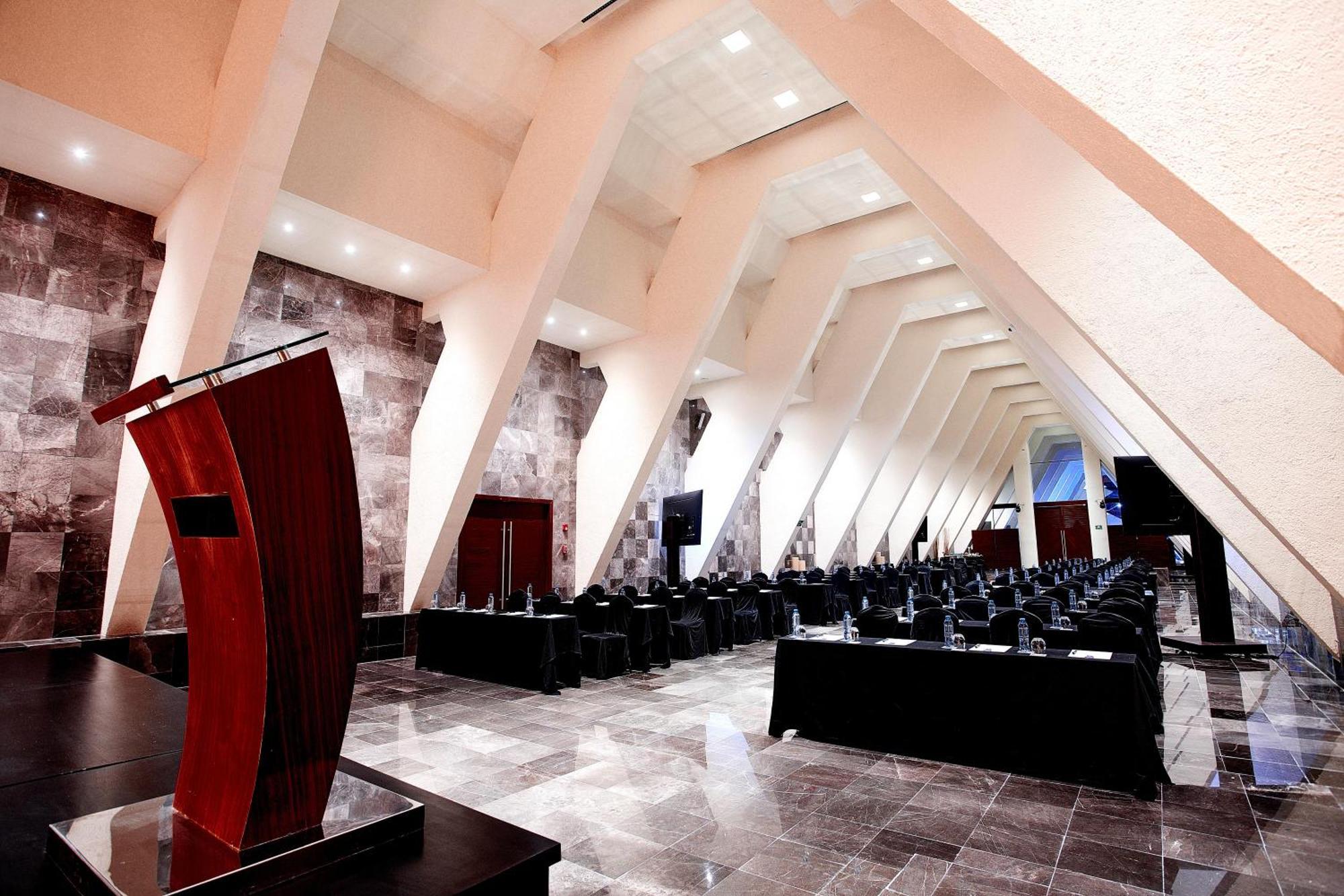 The Pyramid Cancun By Oasis Exterior photo The 2011 World Trade Center Convention Center